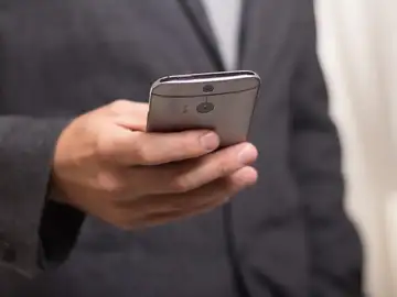Hombre mirando su teléfono móvil Hombre mirando su teléfono móvil
