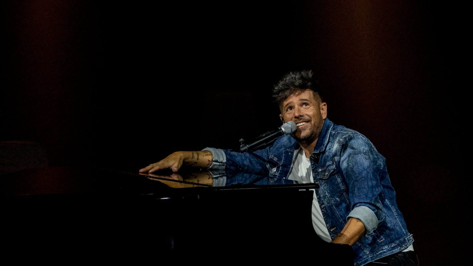 Lleno total en el Teatro Real para disfrutar de Pablo López a piano y voz