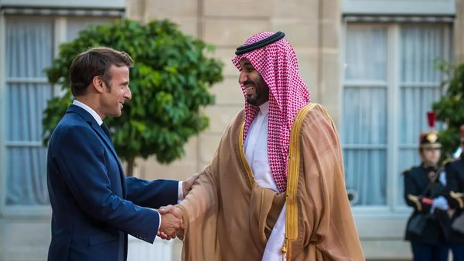 El presidente de Francia, Emmanuel Macron, y el príncipe heredero saudí, Mohamed bin Salmán