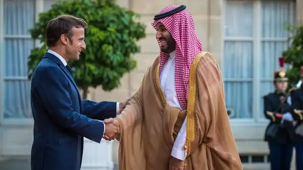 El presidente de Francia, Emmanuel Macron, y el pr&iacute;ncipe heredero saud&iacute;, Mohamed bin Salm&aacute;n