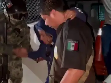 Las autoridades mexicanas encuentran casi un centenar de migrantes en un camión abandonado