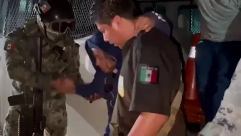 Las autoridades mexicanas encuentran casi un centenar de migrantes en un camión abandonado Las autoridades mexicanas encuentran casi un centenar de migrantes en un camión abandonado