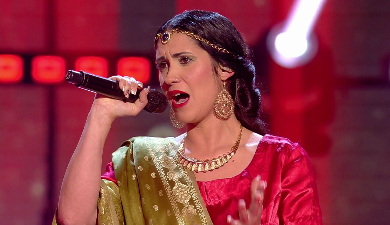 “Nos rompió el amor y los tímpanos”: La bailarina de Bollywood trastoca con el tema de Rocío Jurado