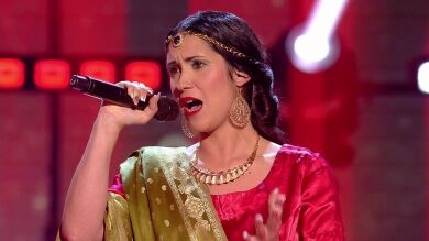 “Nos rompió el amor y los tímpanos”: La bailarina de Bollywood trastoca con el tema de Rocío Jurado