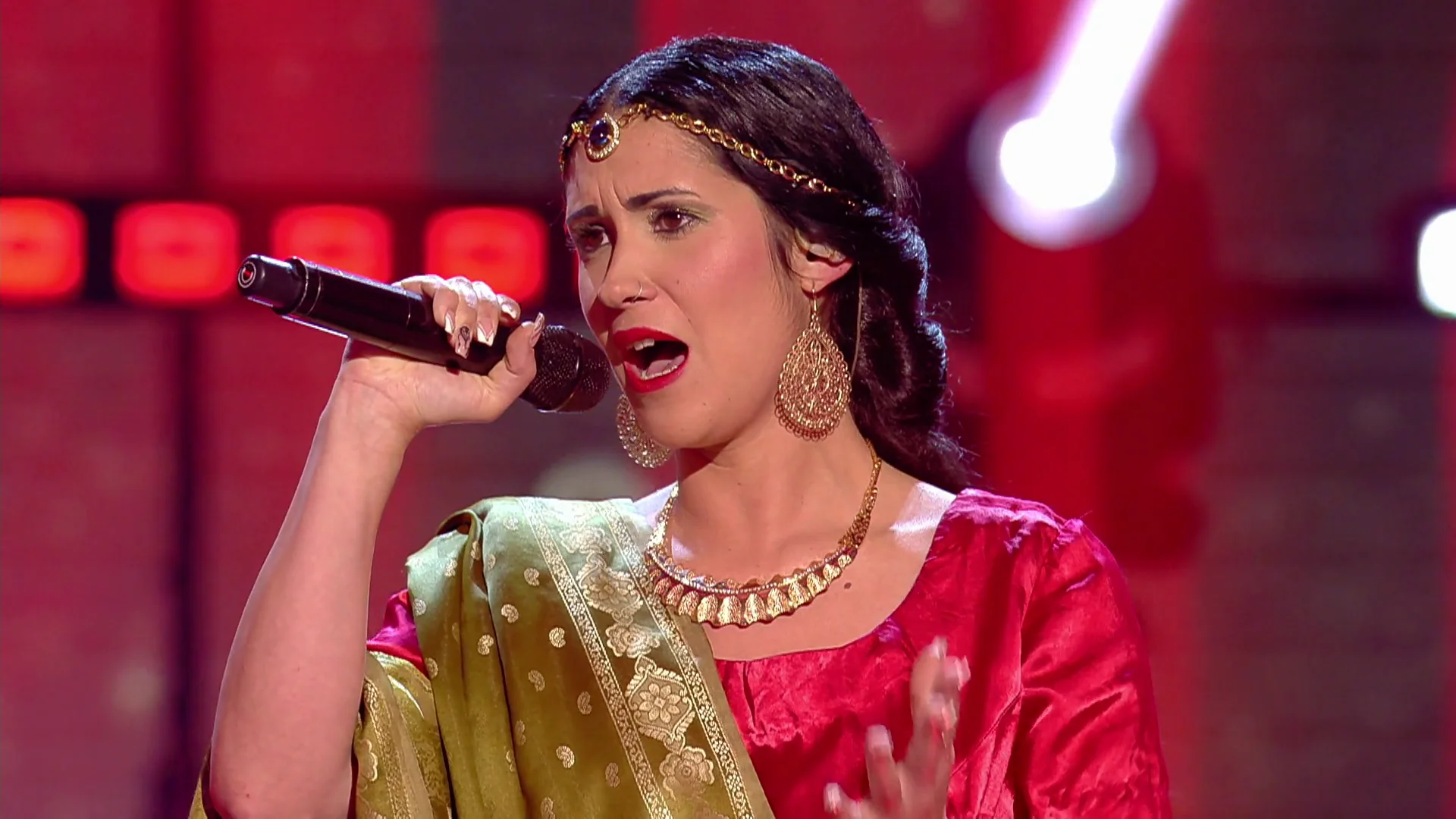 “Nos rompió el amor y los tímpanos”: La bailarina de Bollywood trastoca con el tema de Rocío Jurado “Nos rompió el amor y los tímpanos”: La bailarina de Bollywood trastoca con el tema de Rocío Jurado