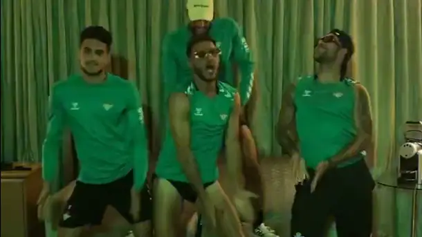 Joaquín se viene arriba con Rosalía y su baile del 'Motobetis' junto a Bartra y Borja Iglesias Joaquín se viene arriba con Rosalía y su baile del 'Motobetis' junto a Bartra y Borja Iglesias