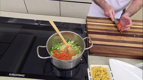 Arguiñano nos enseña a hacer una sopa con fundamento Arguiñano nos enseña a hacer una sopa con fundamento