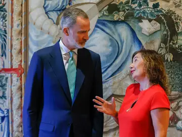 El rey Felipe VI conversa a la presidenta de Baleares, Francina Armengol