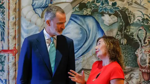 El rey Felipe VI conversa a la presidenta de Baleares, Francina Armengol El rey Felipe VI conversa a la presidenta de Baleares, Francina Armengol