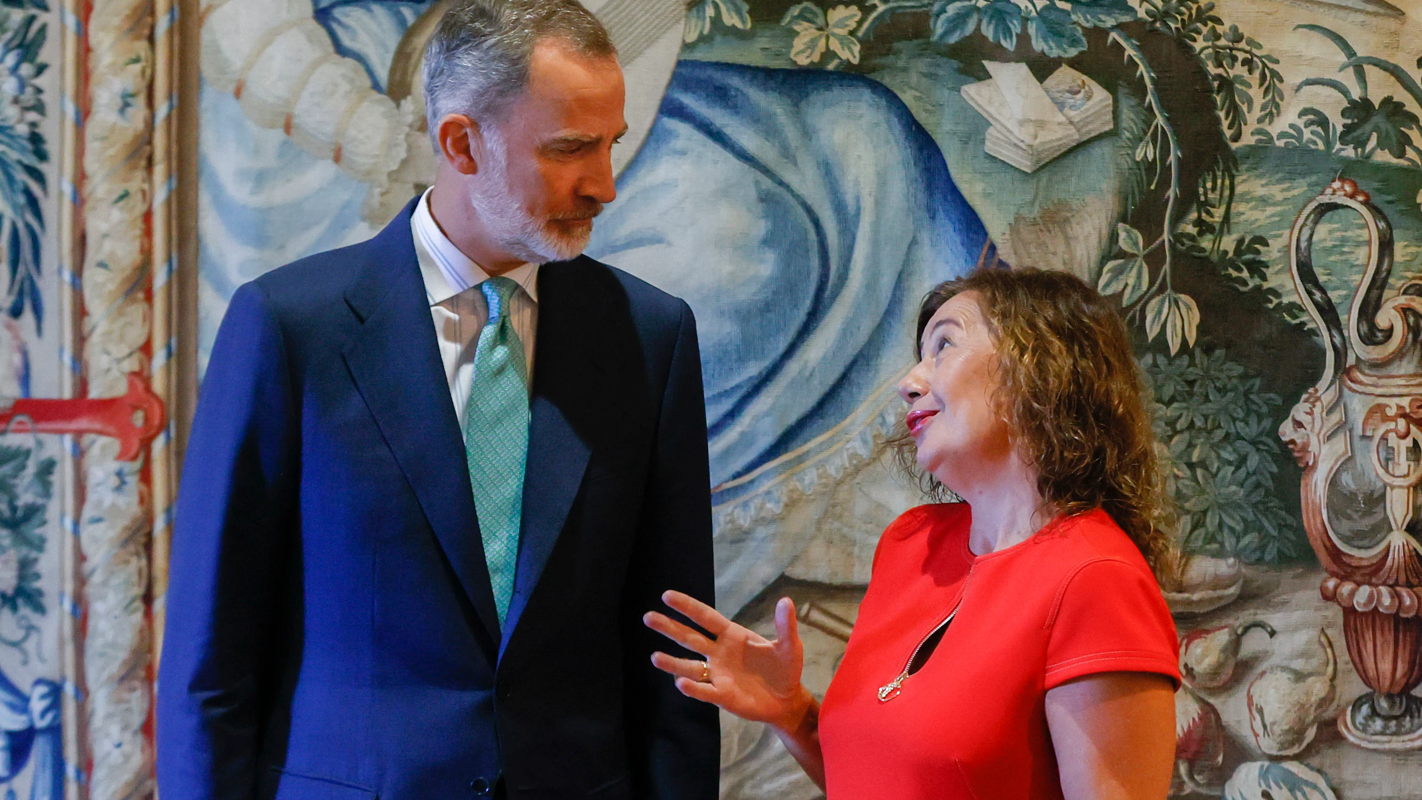 El rey Felipe VI conversa a la presidenta de Baleares, Francina Armengol