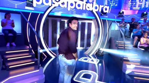 Rafa 'abandona' el plató de 'Pasapalabra' ante su pique futbolero con Roberto Leal Rafa 'abandona' el plató de 'Pasapalabra' ante su pique futbolero con Roberto Leal