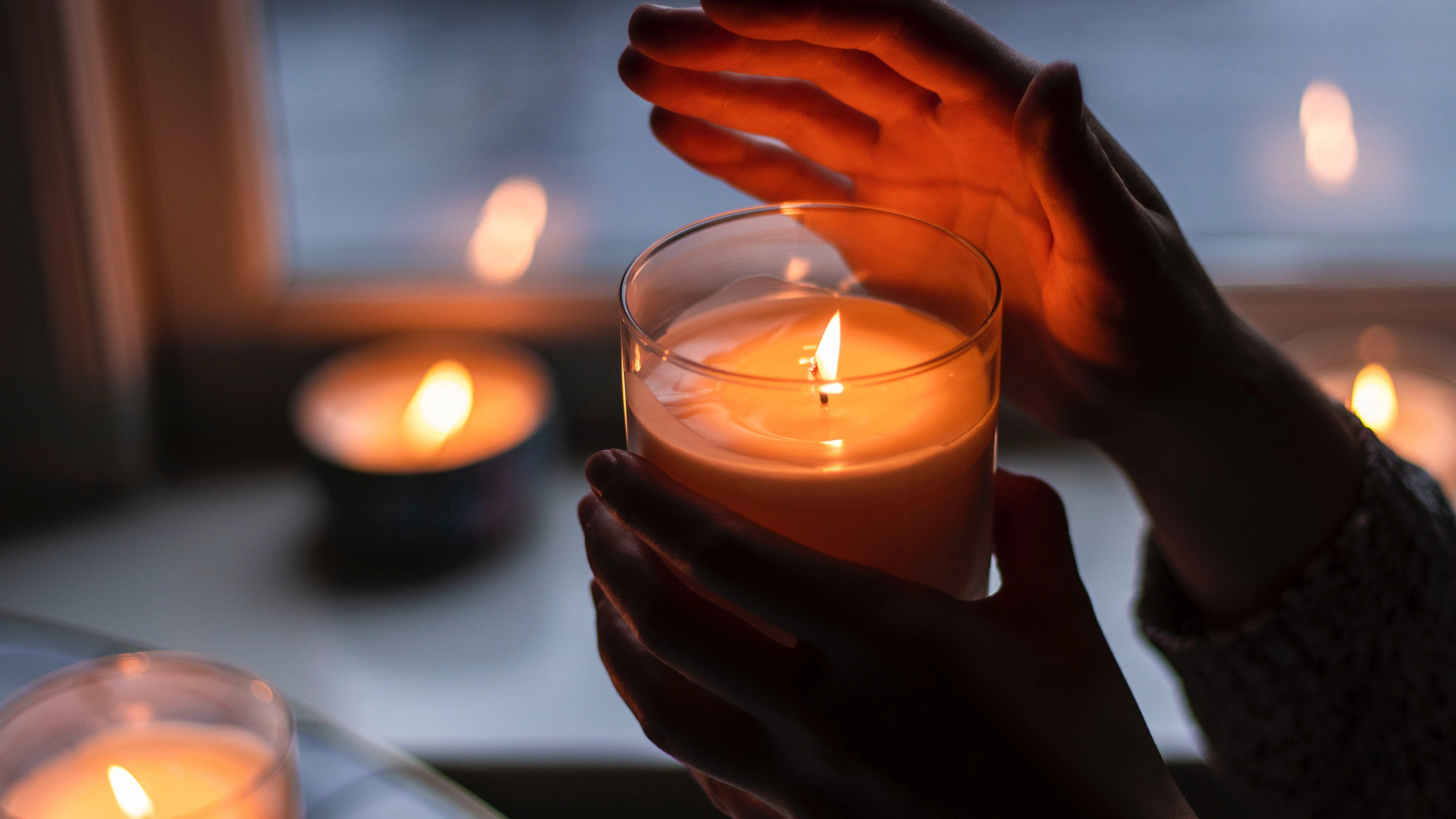 Masajes con velas arom&aacute;ticas