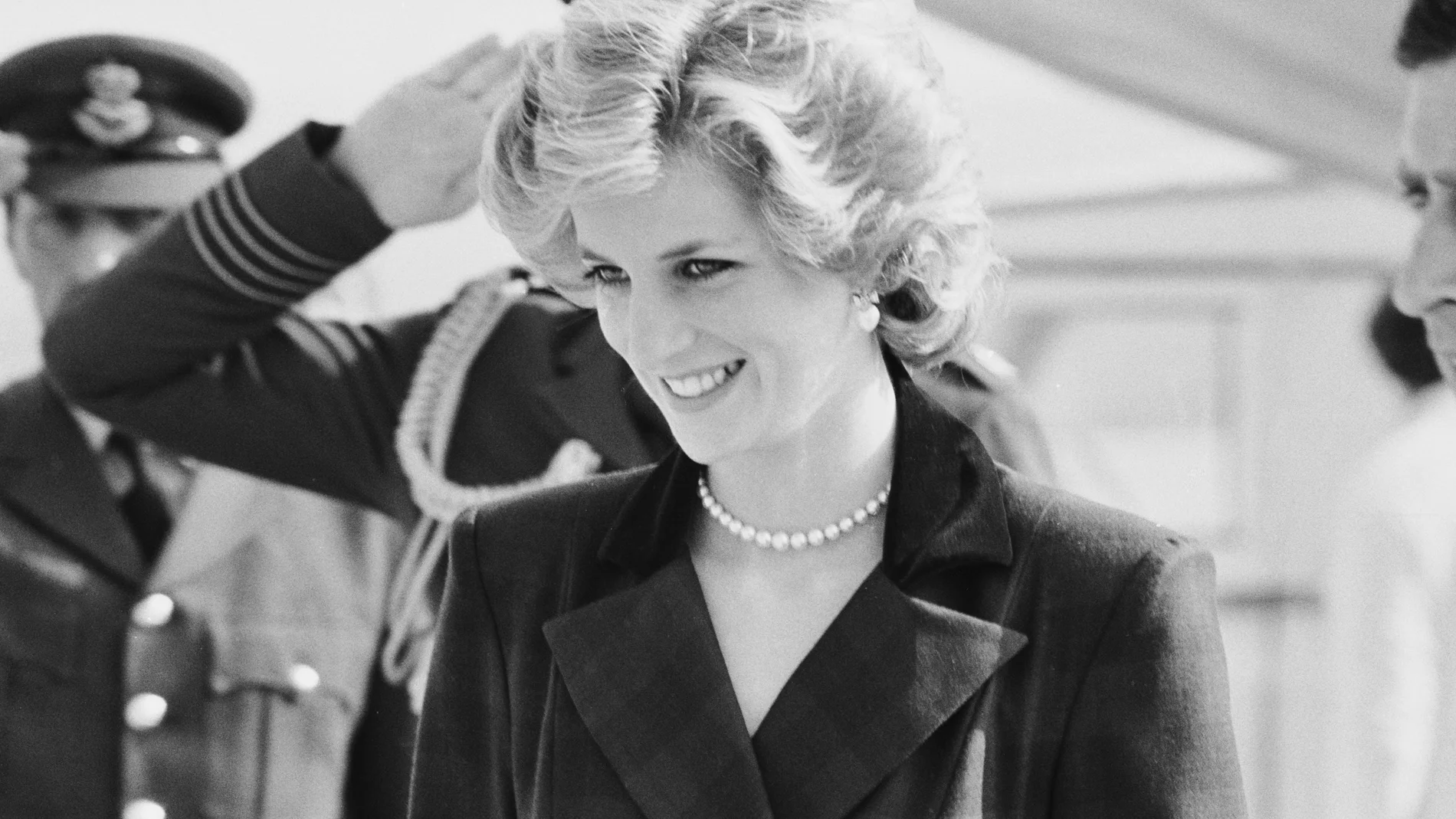 Diana de Gales (1961-1997), con un atuendo diseñado por Catherine Walker