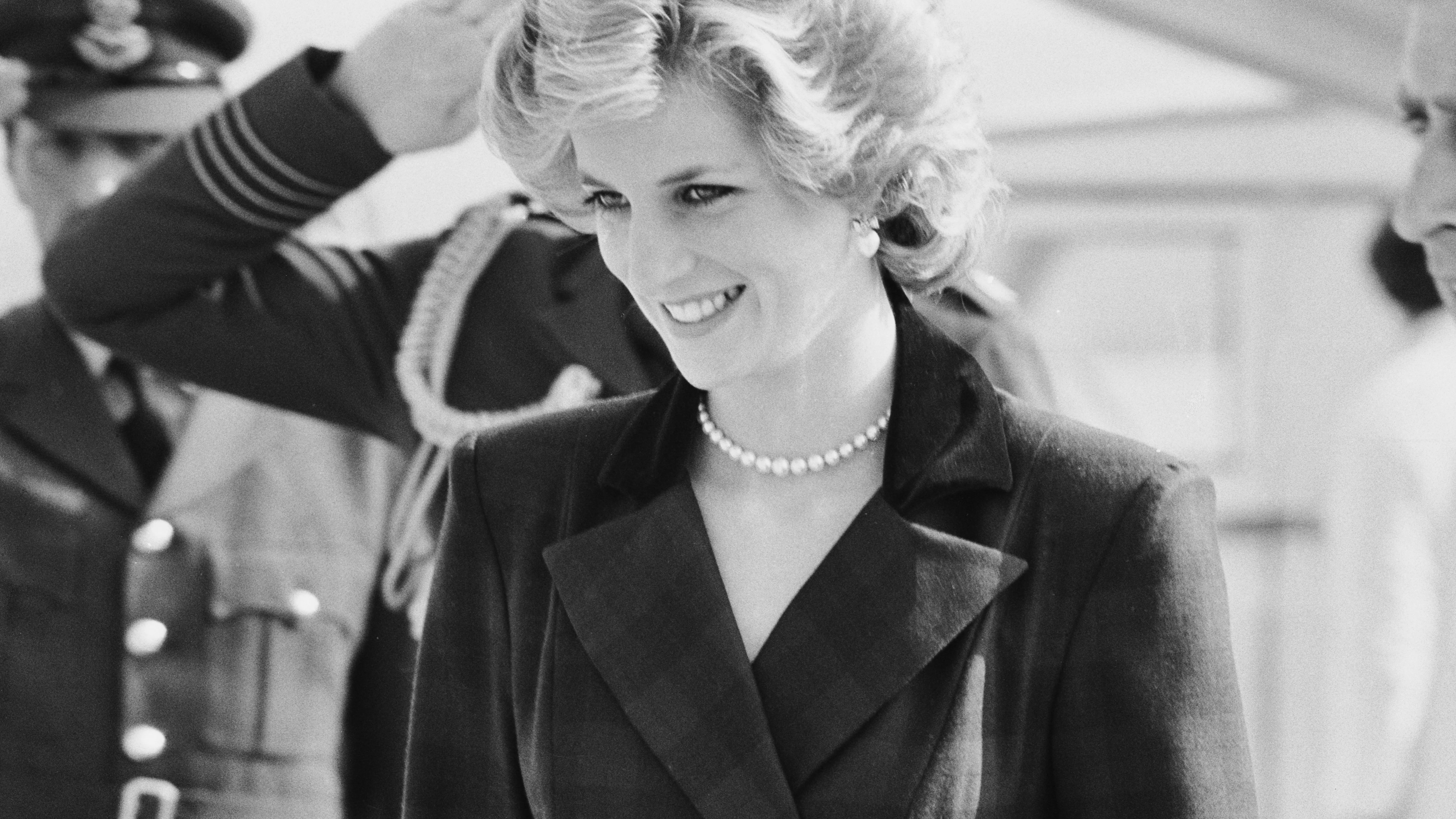 Diana de Gales (1961-1997), con un atuendo diseñado por Catherine Walker Diana de Gales (1961-1997), con un atuendo diseñado por Catherine Walker