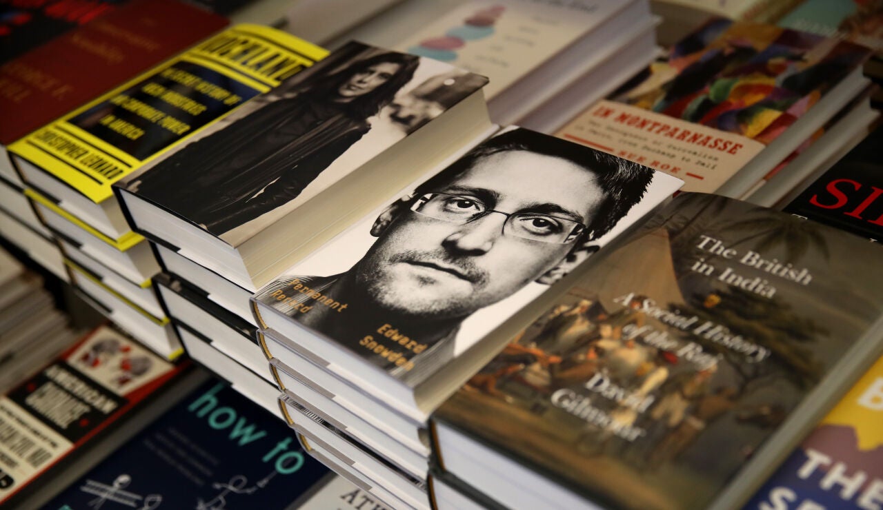 Edward Snowden recibe asilo en Rusia