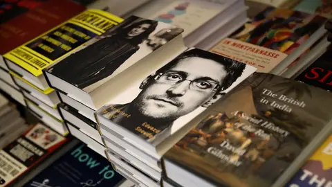 Edward Snowden recibe asilo en Rusia Edward Snowden en la portada de un libro