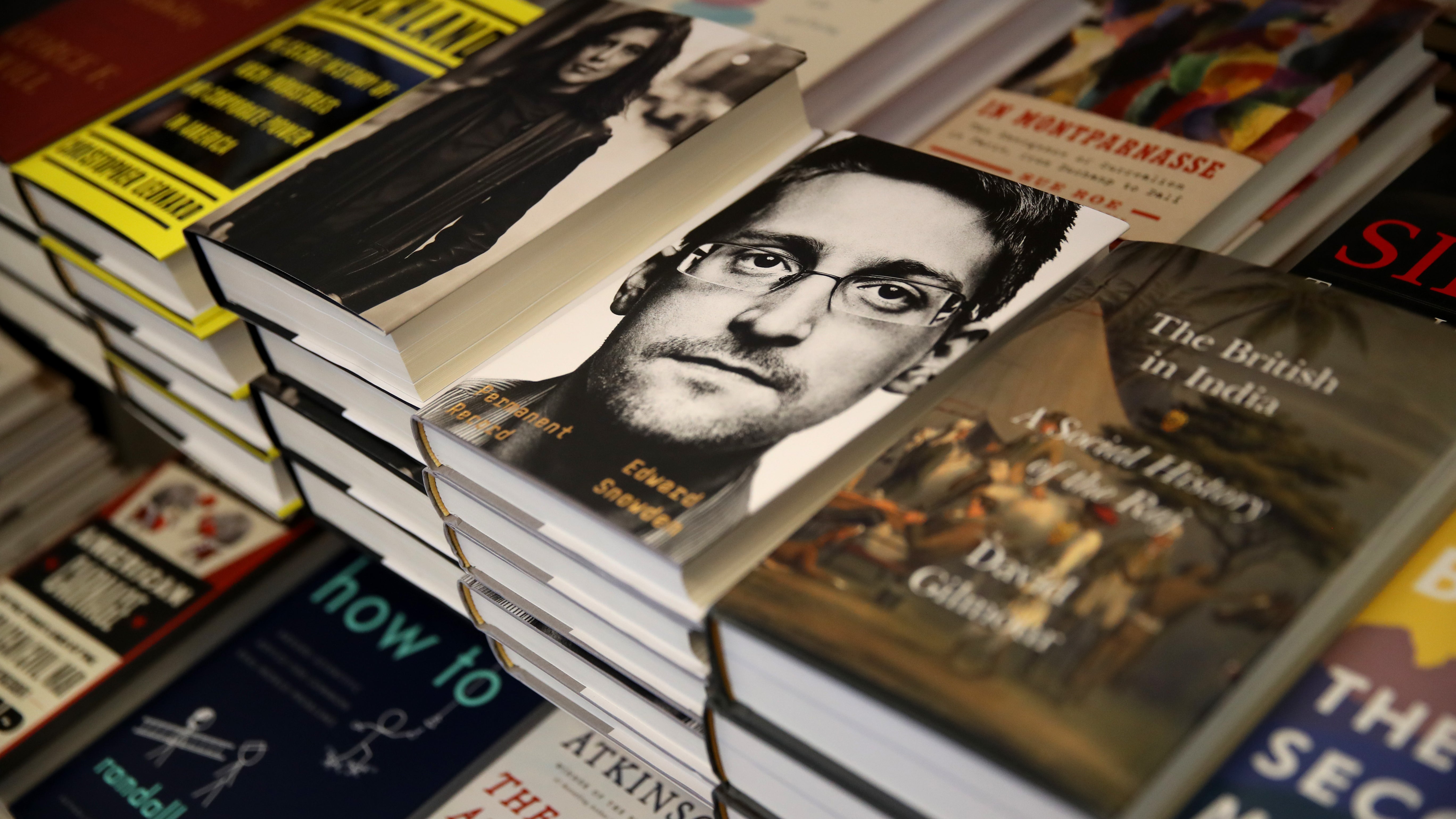 Edward Snowden en la portada de un libro