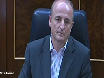 El rifirrafe cuando José Bono recriminó a Miguel Sebastián no llevar corbata en el Congreso El rifirrafe cuando José Bono recriminó a Miguel Sebastián no llevar corbata en el Congreso