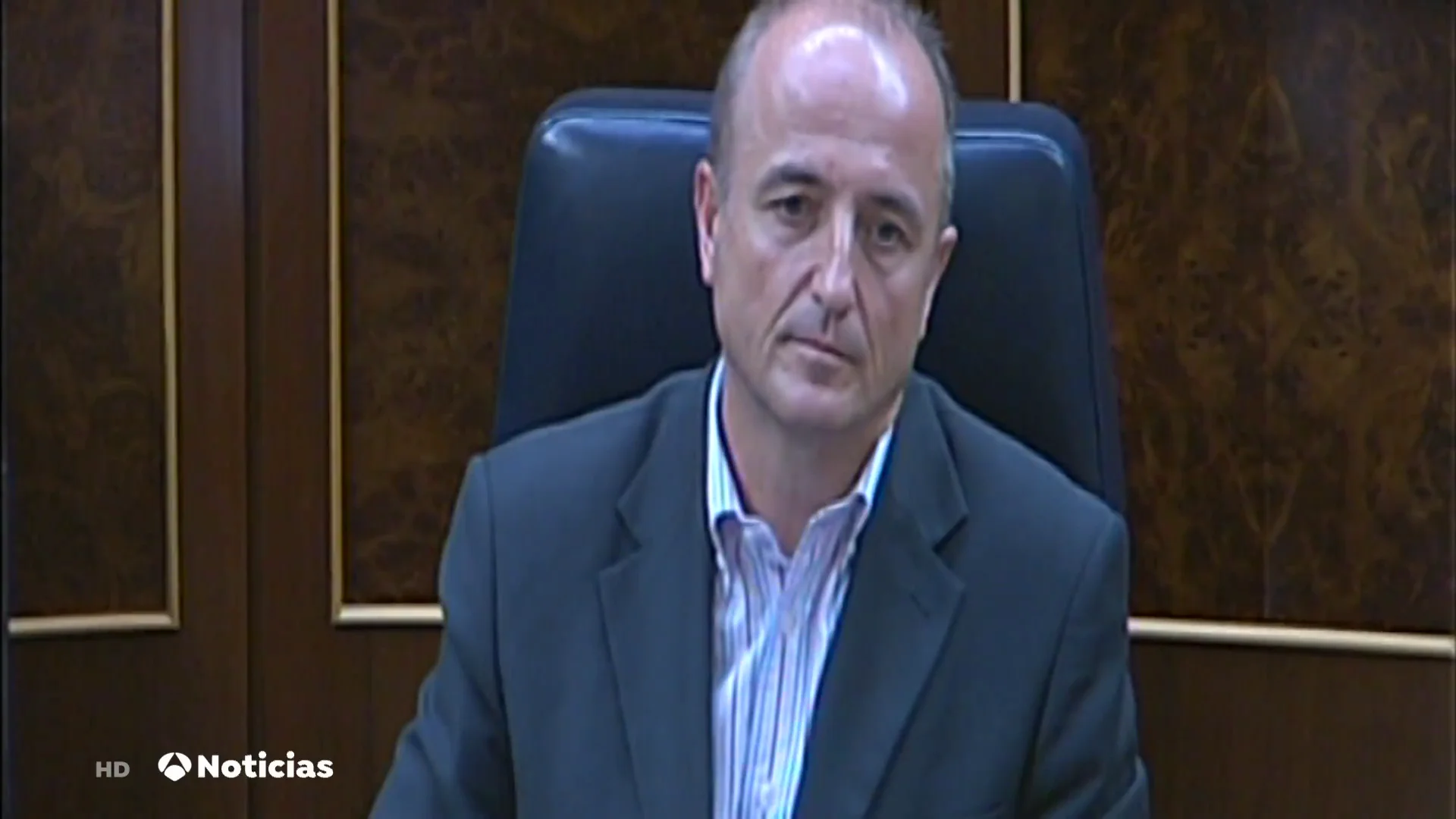 El rifirrafe cuando José Bono recriminó a Miguel Sebastián no llevar corbata en el Congreso El rifirrafe cuando José Bono recriminó a Miguel Sebastián no llevar corbata en el Congreso