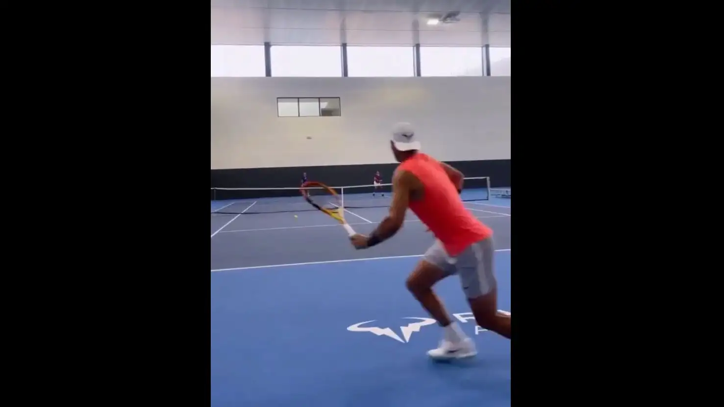 El peloteo más emotivo de Rafa Nadal: comparte pista con su primo de 18 años El peloteo más emotivo de Rafa Nadal: comparte pista con su primo de 18 años