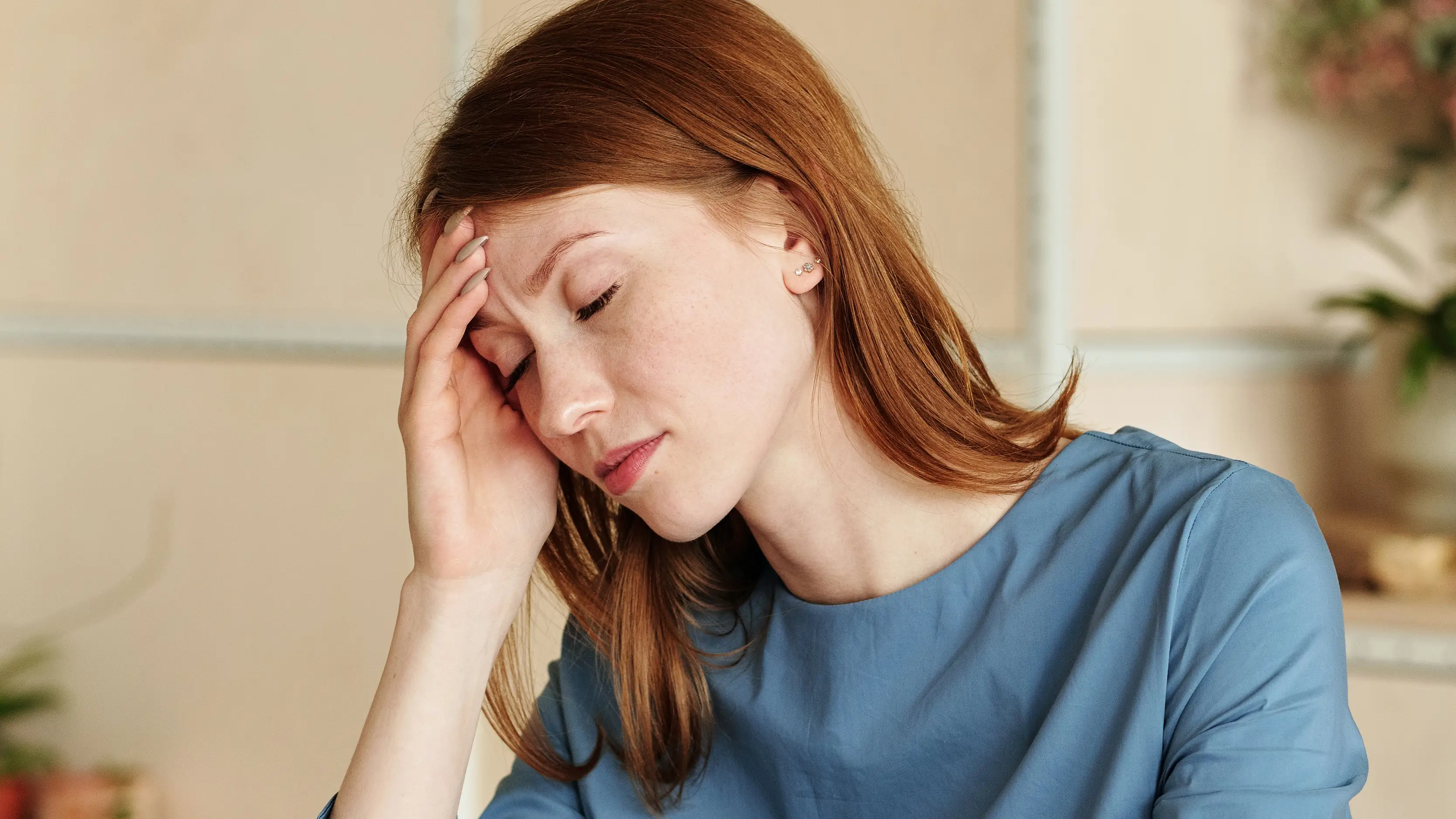 Una persona con dolor de cabeza Una persona con dolor de cabeza