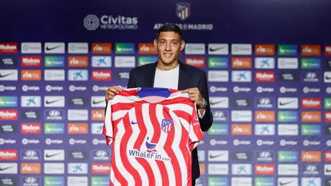 Nahuel Molina en su presentación con el Atlético de Madrid Nahuel Molina en su presentación con el Atlético de Madrid