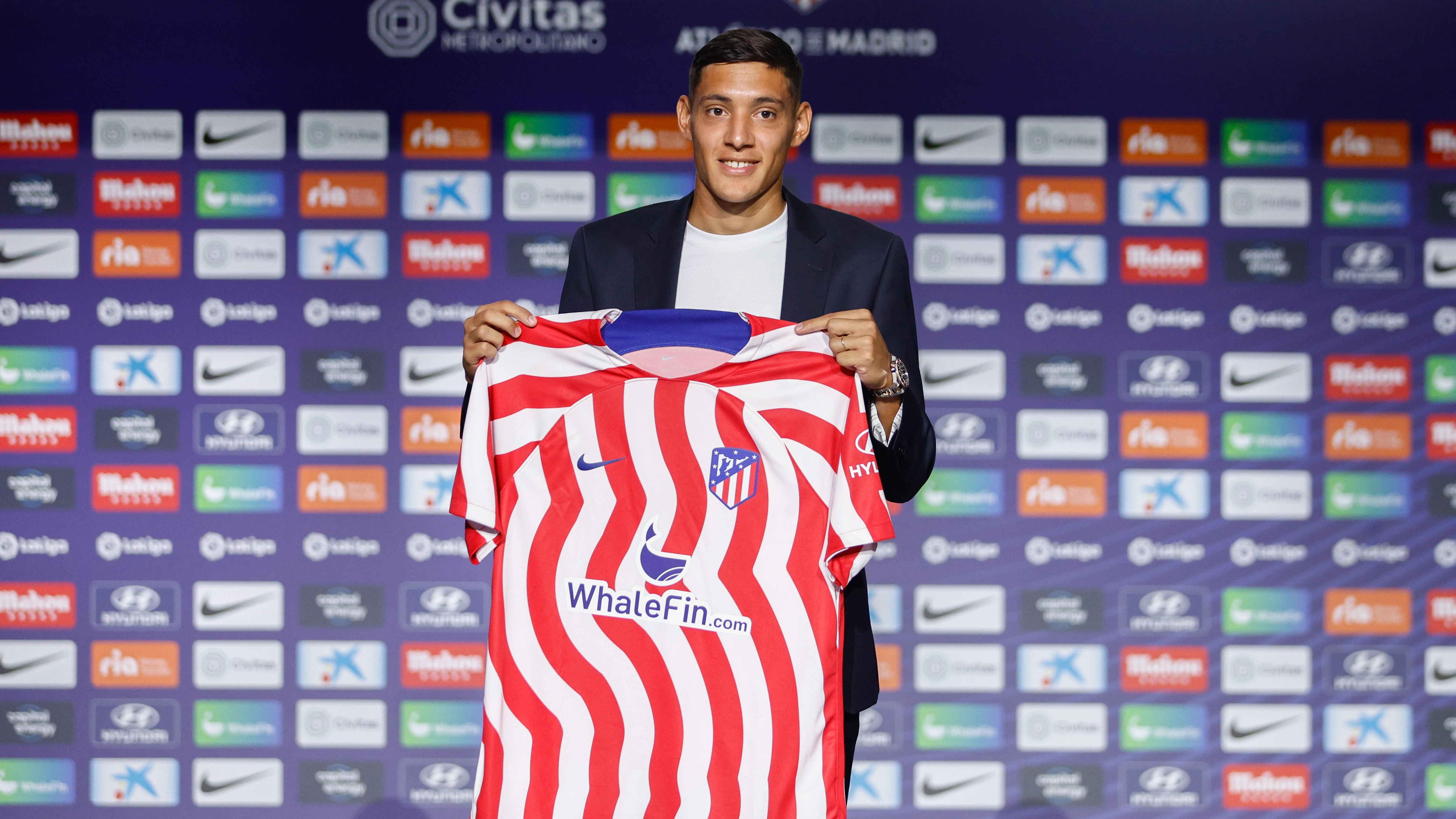 Nahuel Molina en su presentación con el Atlético de Madrid Nahuel Molina en su presentación con el Atlético de Madrid