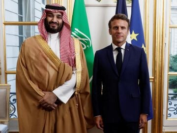 Emmanuel Macron junto a Mohamed Bin Salmán