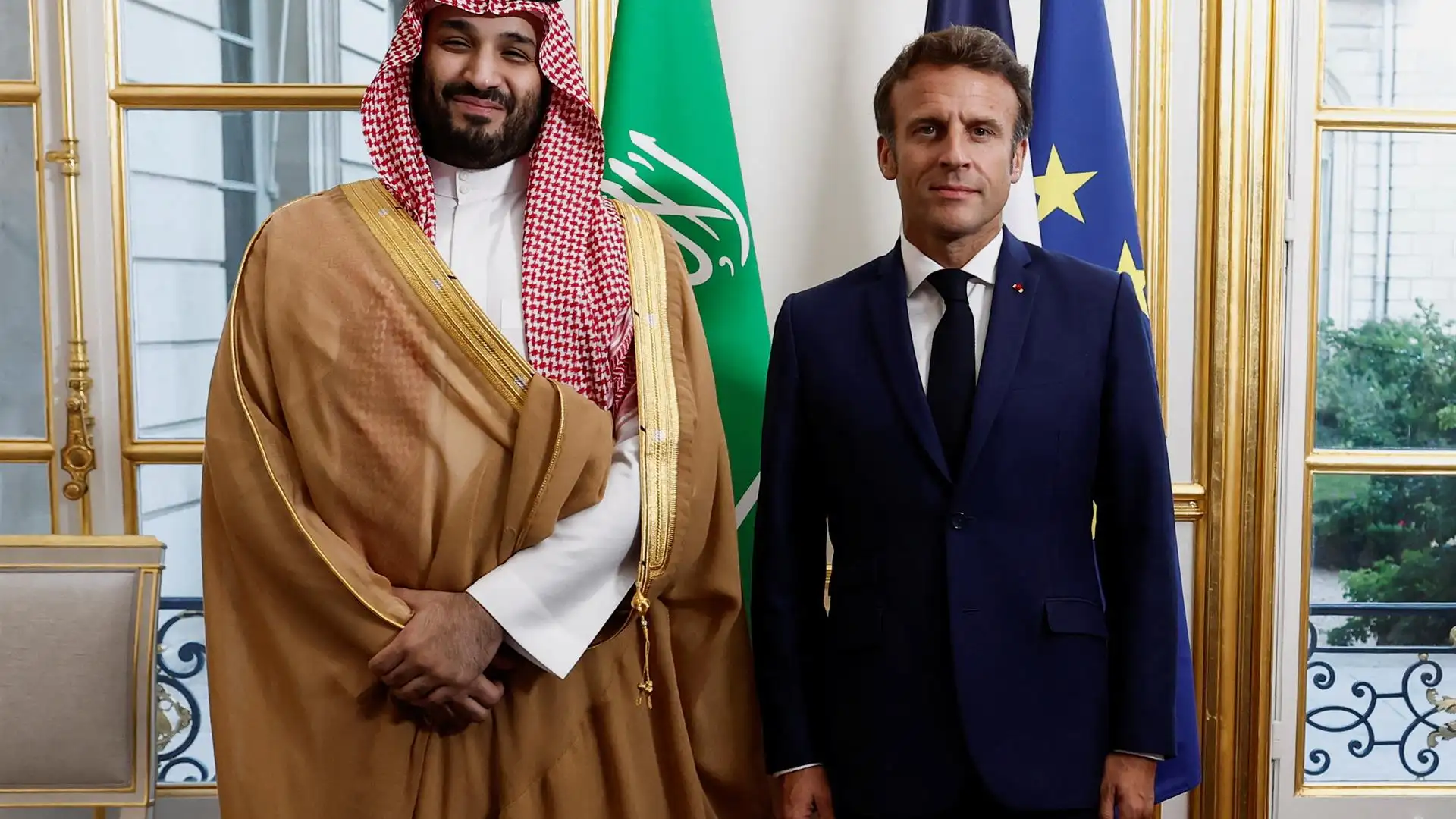Emmanuel Macron junto a Mohamed Bin Salm&aacute;n