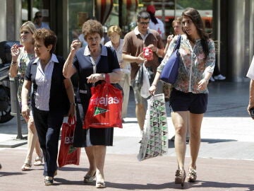 Imagen de archivo de ciudadanos con sus compras