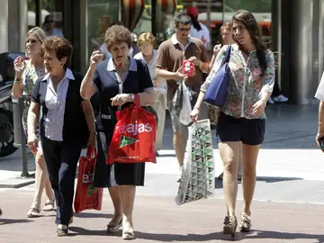 Imagen de archivo de ciudadanos con sus compras Imagen de archivo de ciudadanos con sus compras