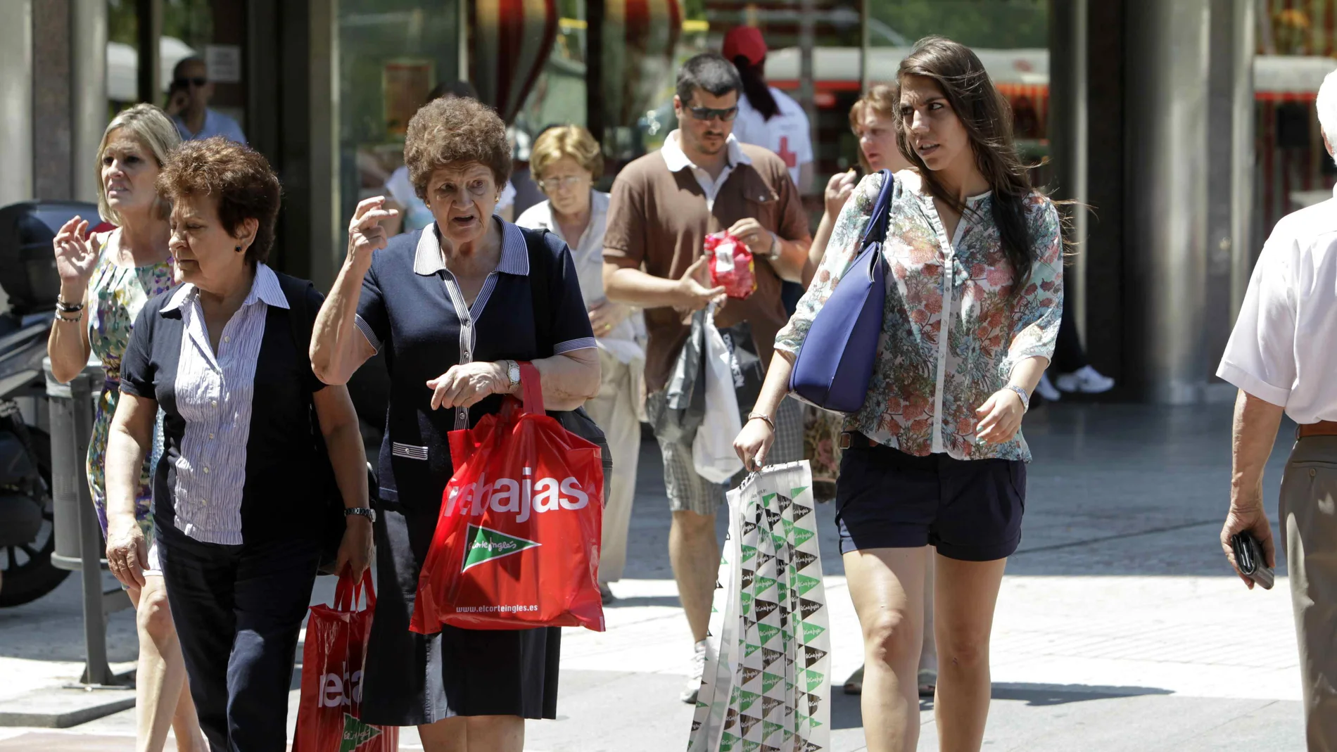 Imagen de archivo de ciudadanos con sus compras