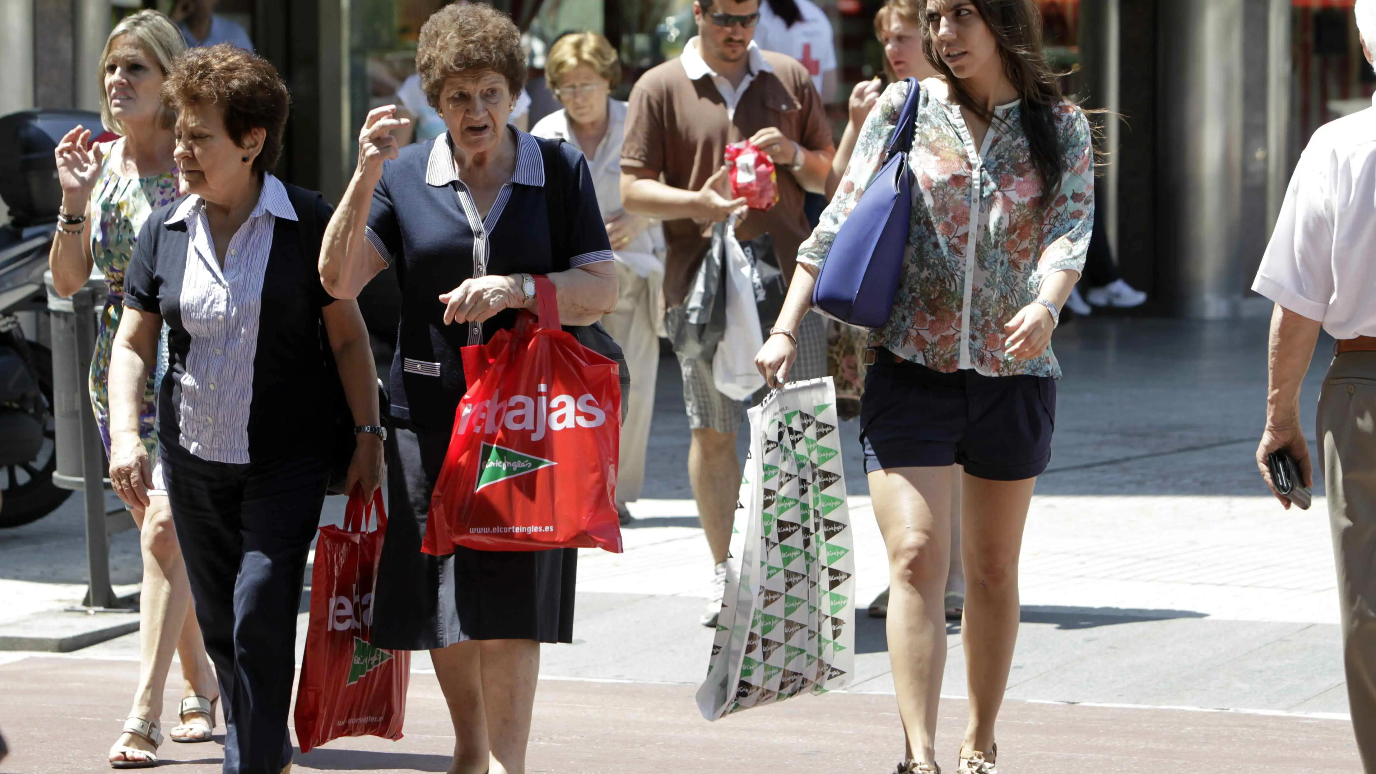 Imagen de archivo de ciudadanos con sus compras Imagen de archivo de ciudadanos con sus compras