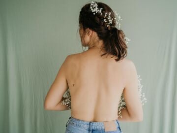 Chica con espalda desnuda