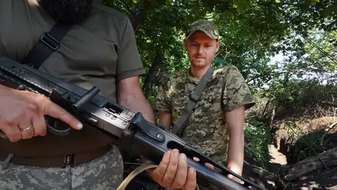 Los soldados de la Defensa Territorial de Ucrania sostienen una ametralladora antigua mientras protegen su puesto de avanzada el 29 de junio de 2022 en la región de Kramatorsk, Ucrania. Los soldados de la Defensa Territorial de Ucrania sostienen una ametralladora antigua mientras protegen su puesto de avanzada el 29 de junio de 2022 en la región de Kramatorsk, Ucrania.