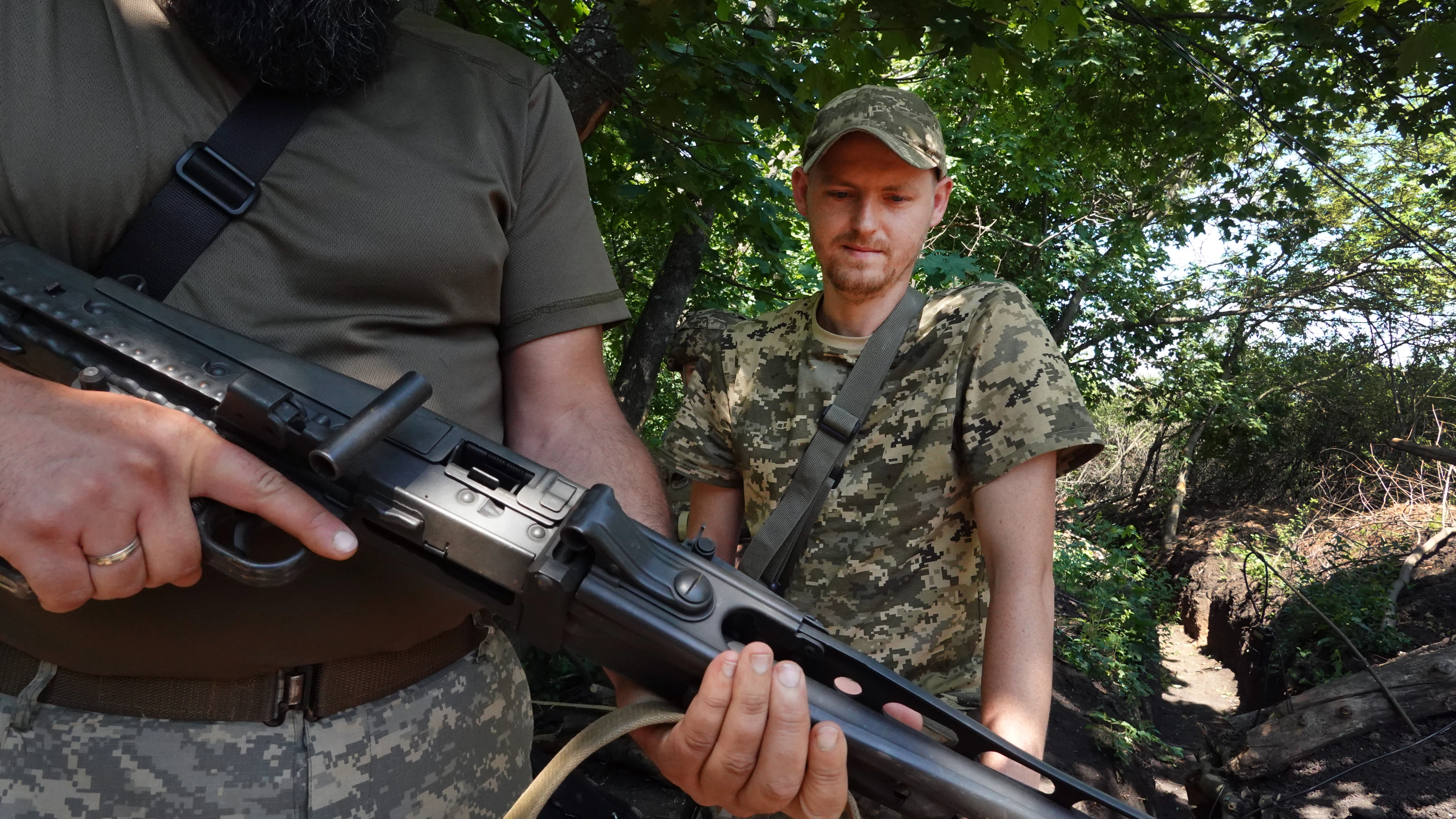 Los soldados de la Defensa Territorial de Ucrania sostienen una ametralladora antigua mientras protegen su puesto de avanzada el 29 de junio de 2022 en la regi&oacute;n de Kramatorsk, Ucrania.