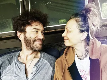 Kaley Cuoco y Tom Pelphrey Kaley Cuoco y Tom Pelphrey