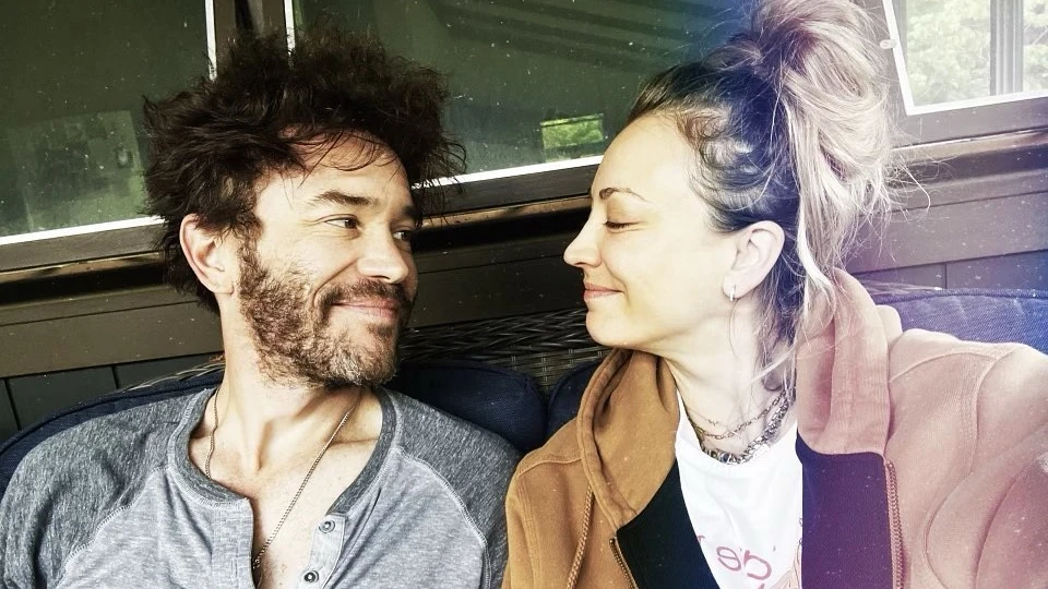 Kaley Cuoco y Tom Pelphrey Kaley Cuoco y Tom Pelphrey