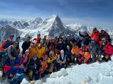 La masificación de subir un ochomil: hasta 150 personas subieron el K2
