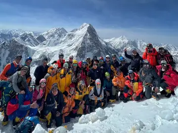 La masificación de subir un ochomil: hasta 150 personas subieron el K2 La masificación de subir un ochomil: hasta 150 personas subieron el K2