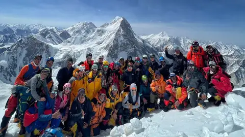 La masificación de subir un ochomil: hasta 150 personas subieron el K2 La masificación de subir un ochomil: hasta 150 personas subieron el K2