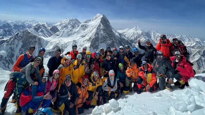 La masificaci&oacute;n de subir un ochomil: hasta 150 personas subieron el K2