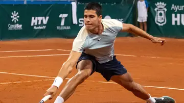 Carlos Alcaraz durante el torneo de Umag