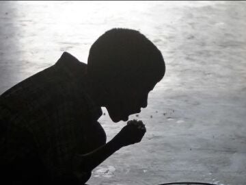 Un niño comiendo en un orfanato de la India