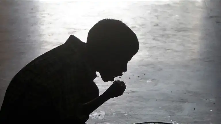 Un ni&ntilde;o comiendo en un orfanato de la India