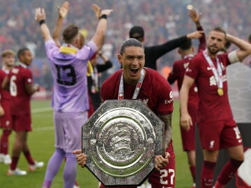 Darwin Núñez celebra la Community Shield con el Liverpool