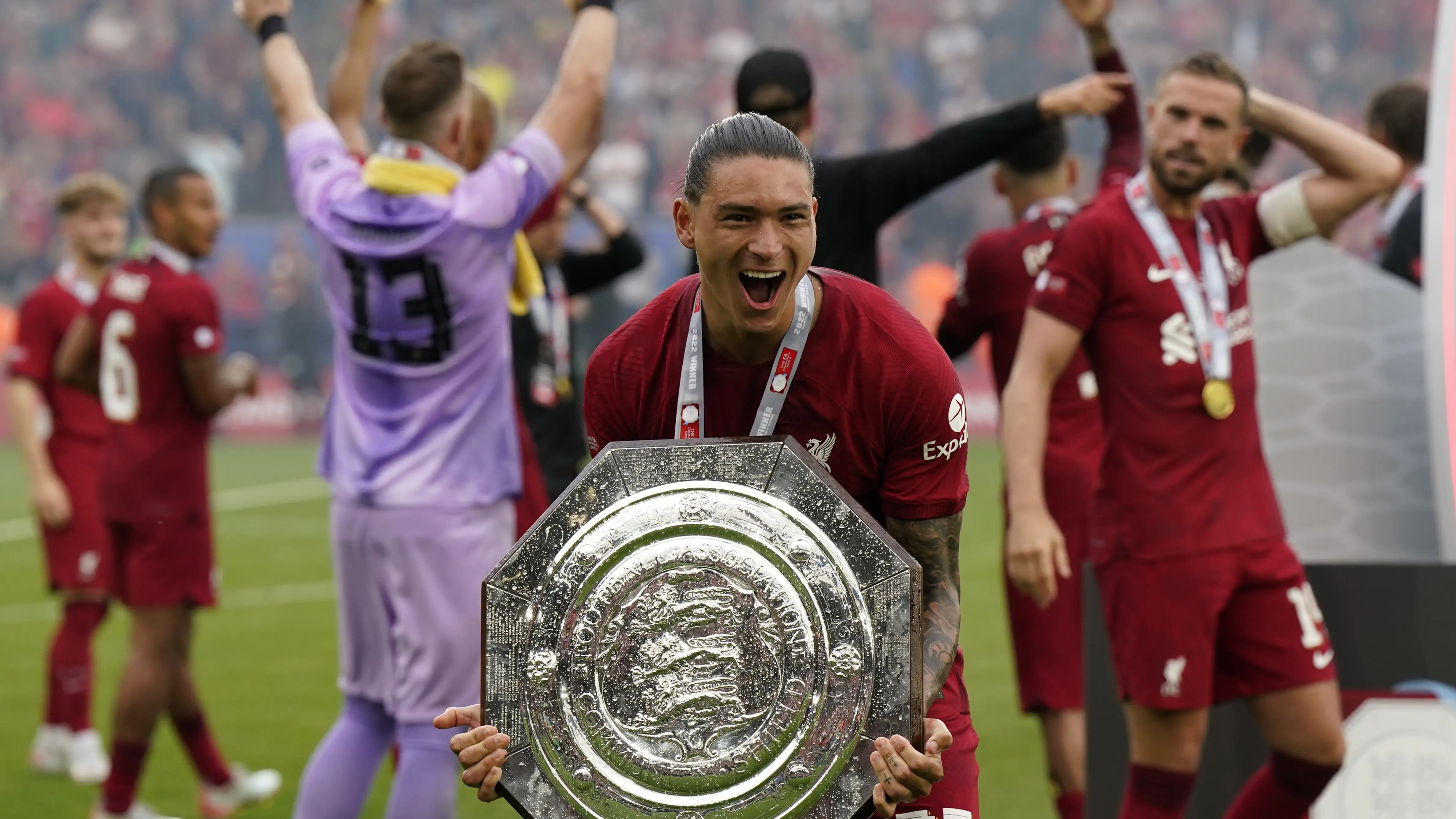 Darwin N&uacute;&ntilde;ez celebra la Community Shield con el Liverpool