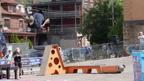 Carreras, saltos y muchas acrobacias: así es el pogo, el deporte que 'salta' las normas en Estados Unidos Carreras, saltos y muchas acrobacias: así es el pogo, el deporte que 'salta' las normas en Estados Unidos