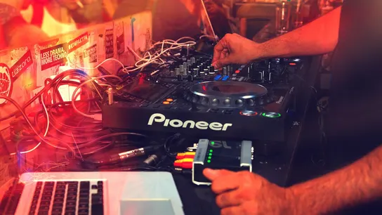 Foto de archivo de un DJ en una fiesta Foto de archivo de un DJ en una fiesta