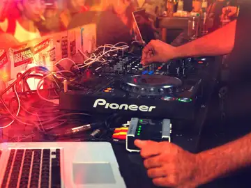Foto de archivo de un DJ en una fiesta